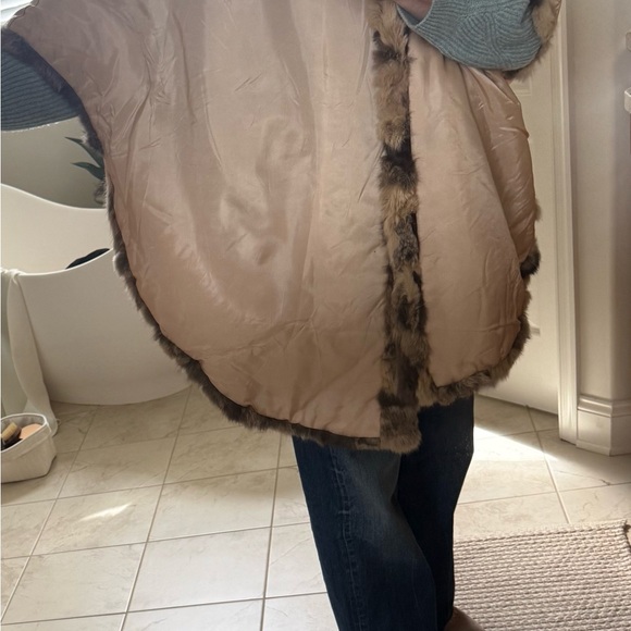 Luxurious Fur Cape in Brown Tones - Picture 13 of 14